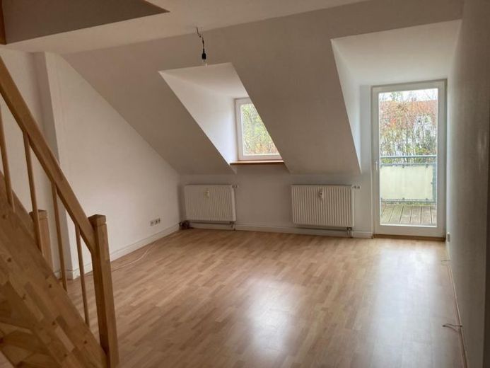 Großzügige DG 4-Zimmer mit Laminat, Wannenbad und Balkon in ruhiger Lage! – Foto 1