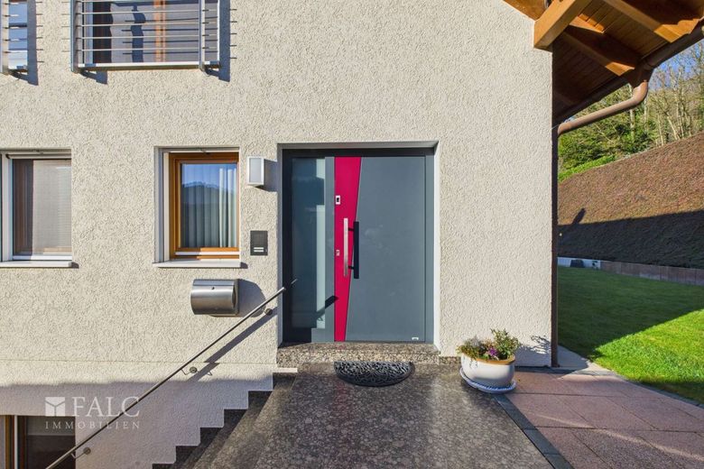 Großzügiges Einfamilienhaus mit Einliegerwohnung und Pool in ruhiger Lage – Eingang zu EG Wohnung