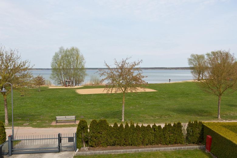 Haus am Fleesensee - unverbaubarer Seeblick - komplett möbliert – Seeblick Terrasse + Wohnzimmer