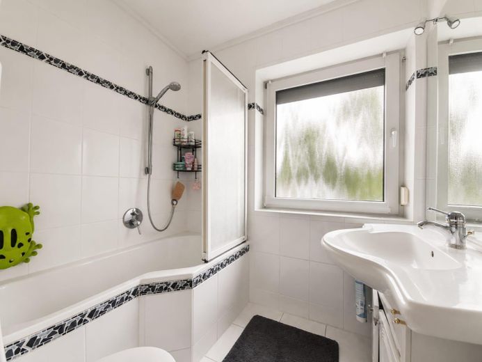 PROVISIONSFREI Großzügiges Reihenmittelhaus in Bremen-Osterholz – Badezimmer