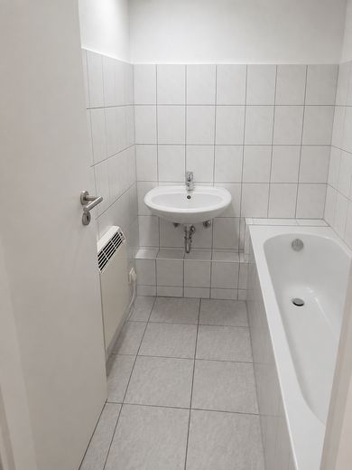 Jobcenter – جوب سنتر – Джобцентер – deine neue Wohnung ist fertig! – Badezimmer