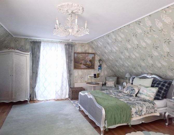 Luxuriöses englisches Landhaus, provisionsfrei – grosses, helles Schlafzimmer