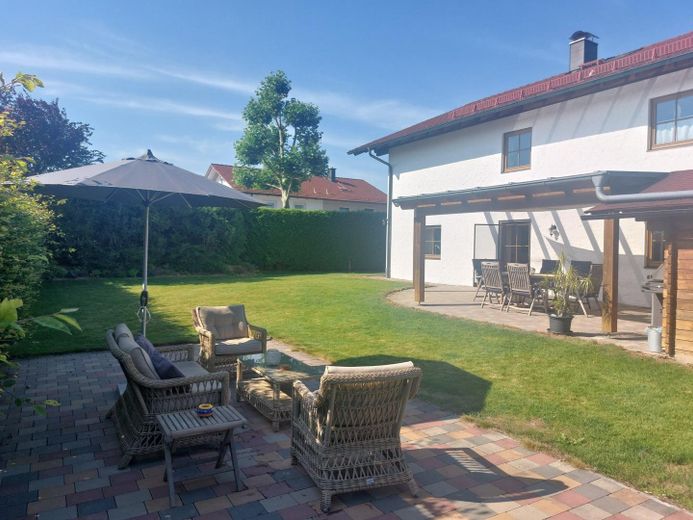 Großzügiges EFH in Toplage von Töging - provisionsfrei – Hausansicht Garten