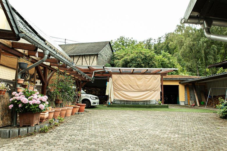 Landhaus Generationenhof mit bis zu 10 ha Land und Bachlauf – Hof, Pool und weiteren Garagen