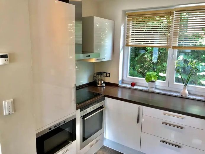 Piso split-level de alta calidad con carácter de casa en una ubicación privilegiada de Junkersdorf – Küche OG