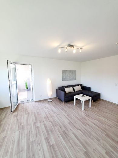 Wohnzimmer mit Balkonzugang