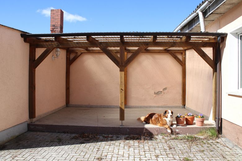 Geschützter Vierseithof mit mehreren Nebengebäuden und weitläufigem Garten – Foto 16