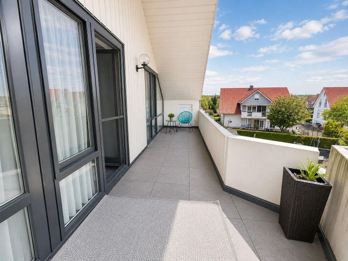 Modernisiertes Zweifamilienhaus mit zusätzlichem Wohnbereich – Loggia DG