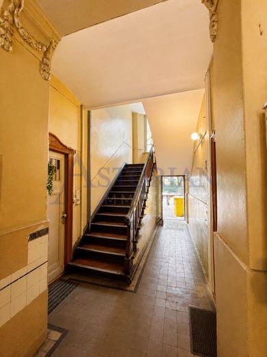 Bezugsfrei! Altbaucharme mit Gestaltungspotenzial - 2,5 Zimmer im Herzen von Friedrichshain – Treppenhaus