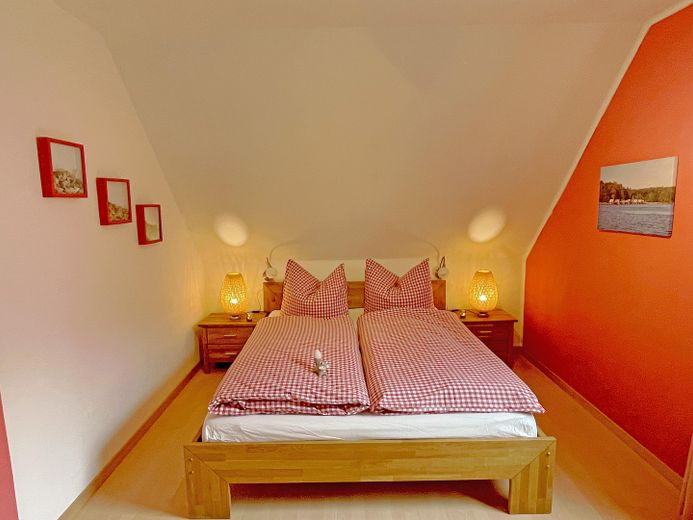 TOP-Altersvorsorge: 4-Sterne-Ferienhaus in ruhiger Lage nur 200m zum Plauer See – Gemütliches Bett m. Leselampen