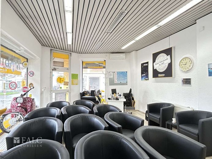 Zwei Schaufenster, unzählige Möglichkeiten - Maximale Sichtbarkeit in Uerdingen – Showroom Bild 1 aktuell