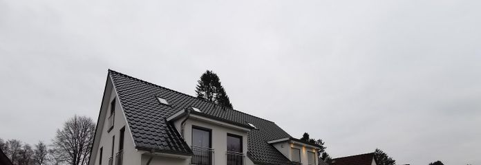 Bahçeli, havuzlu ve şömineli, sakin konumda geniş, mobilyalı ikiz ev - HH-Eidelstedt – Außenansicht - Front 