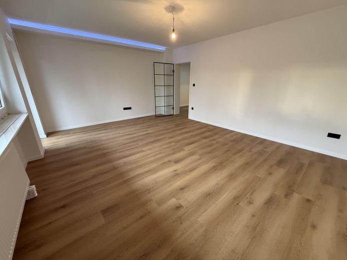 Hochwertig kernsanierte 3-Zimmer-Wohnung mit Loggia und Stellplatz in Nürnberg-Zabo – Wohnzimmer