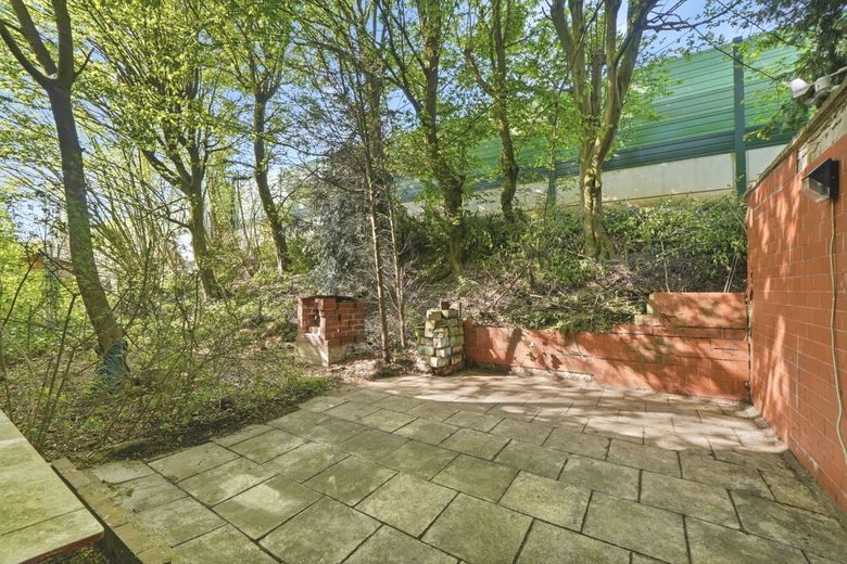 Sanierungsbedürftiges Reihenendhaus mit Garage in Köln-Heimersdorf (Erbpachtgrundstück) – Seitliche Terrasse