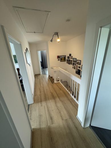 Modernes Einfamilienhaus mit hochwertiger Ausstattung und Smart-Home-System in Groß Wesenberg – Flur OG