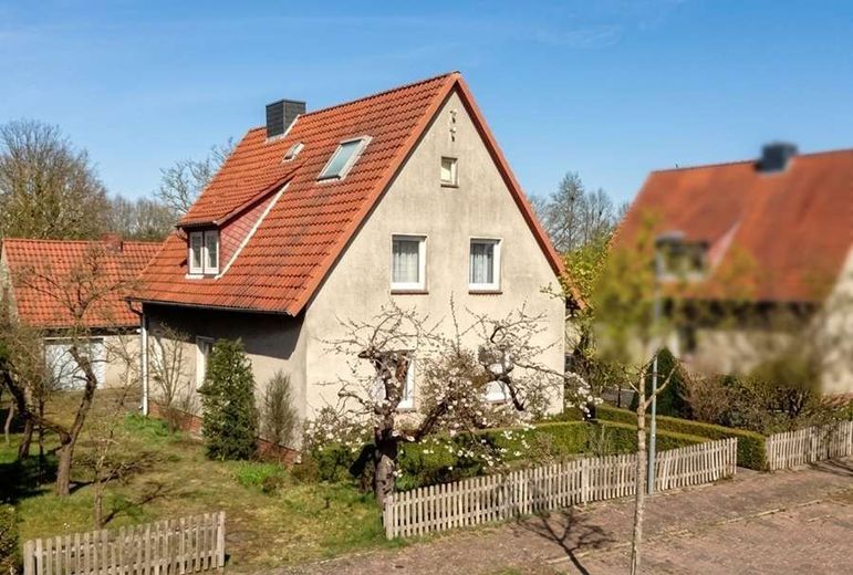 Eldingen - Verborgene Perle: Einfamilienhaus + Garten + Obstbäume - wer erweckt mich zu neuem Leben – Aussenansicht 1