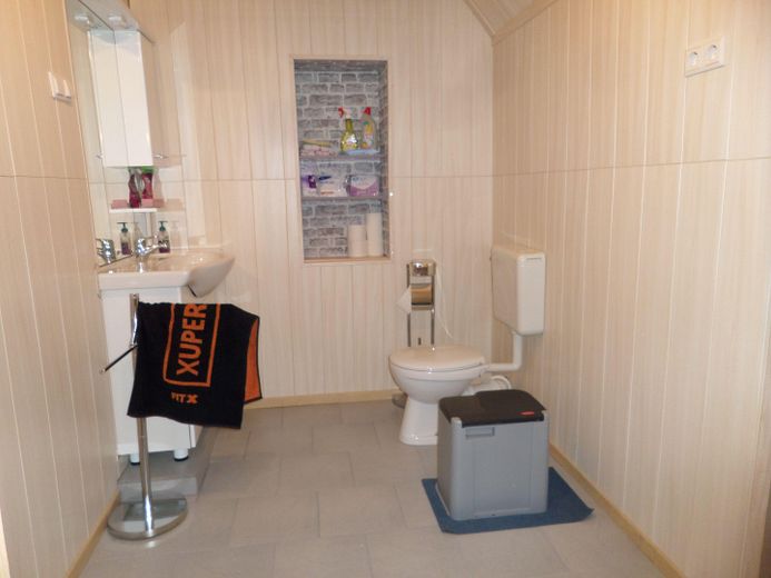 RESERVIERT: 160 m² Wohnfläche, 879 m² Grundstück: Viel Platz für Familie, Arbeit und eigene Ideen – Badezimmer DG