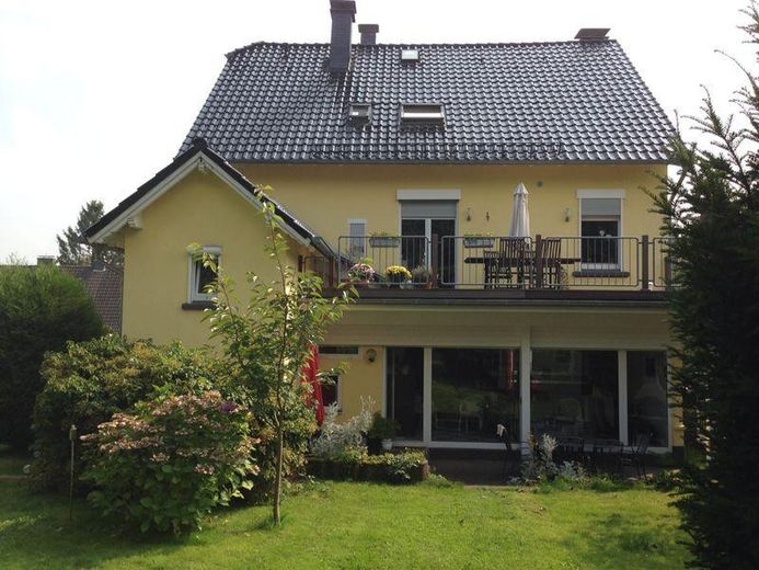 Wie ein eigenes Haus: 162,5 m² | 6 Zimmer | 600 m² Garten im Sondereigentum | 32 m² Dachterrasse – Außenansicht, Gartenseite