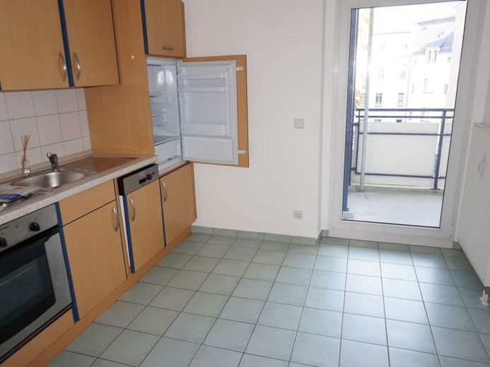 Frei ab 1.8.26 !!!! Laminat und großer Balkon - EBK inkl. - 3. OG – Foto 1
