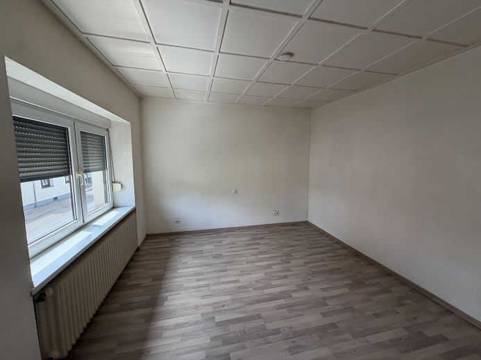 Per direct beschikbaar: ca. 184 m² verdeeld over 3 verdiepingen – als eengezinswoning of 2 appartementen – Schlafzimmer EG