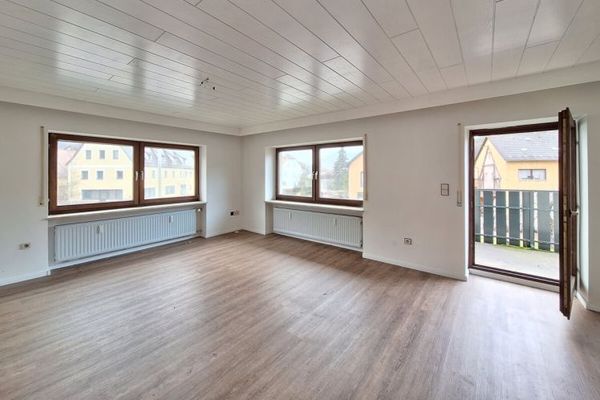 CASA BIFAMILIARE SFITTA CON APPARTAMENTO INDIPENDENTE, garage e giardino