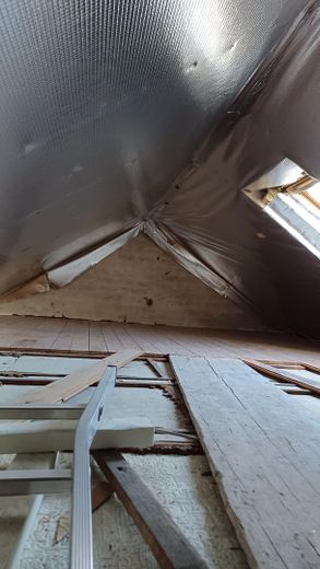 renov.bedürft. 3,5-Zi-Whg mit Balkon und EBK samt sep. DG-Whg. im Rohbau, in freundl. MFH in HN – Spitzboden