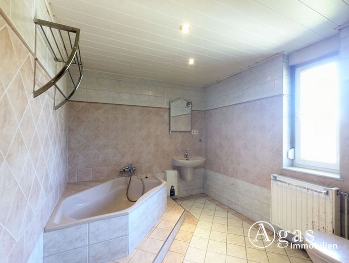 Einfamilienhaus mit Nebengebäuden auf großzügigem Grundstück – Badezimmer