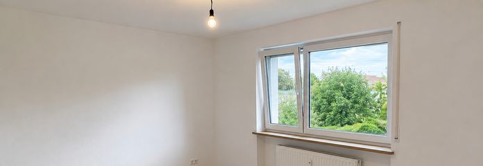 2-Zimmer-Wohnung mit Balkon und Feldblick in Olching - Erstbezug nach Sanierung – Wohn- und Essbereich