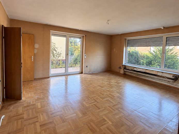 Bungalow indipendente su 669 m² · posizione ai margini del ruscello e dei campi · potenziale eccezionale! – Wohnzimmer ist Zustand