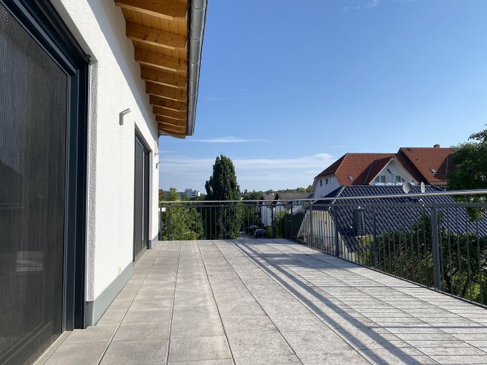 Exklusive Penthousewohnung mit großer Dachterrasse, EBK & Garage in Marburg-Cappel – Foto 1