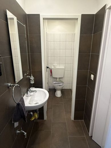 Perfekt sichtbar: Ladenlokal mit großzügiger Fensterfront in Löhne - Gohfeld – Modernes WC