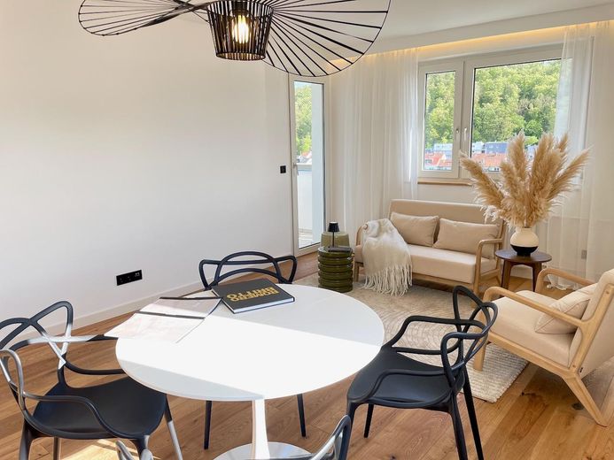 FIRST OCCUPANCY: Renovated dream home with 9th floor long-distance view & balcony - move in & feel at home – Wohn-/Esszimmer