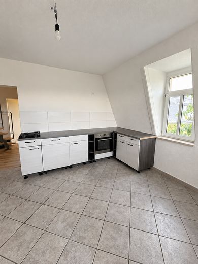 Helle Maisonette mit moderner Küche, 2 Bädern und 3 Zimmern – Esszimmer / Küche