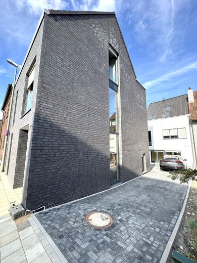 Primera ocupación, casa única de niveles divididos en Meerbusch-Büderich / Düsseldorf – Seite mit 7 m hohem Fenster
