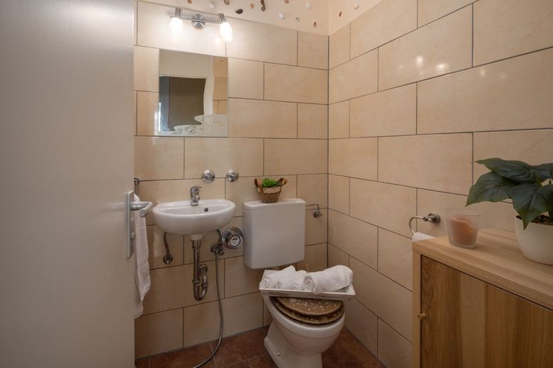 Selten in München: Uneinsehbare Wohnung mit Balkon ins Grüne – Gäste-Toilette