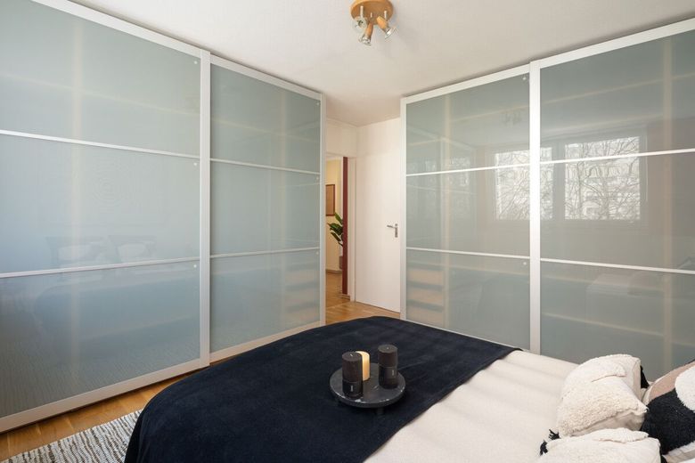 Selten in München: Uneinsehbare Wohnung mit Balkon ins Grüne – ... inkl. Einbauschränken