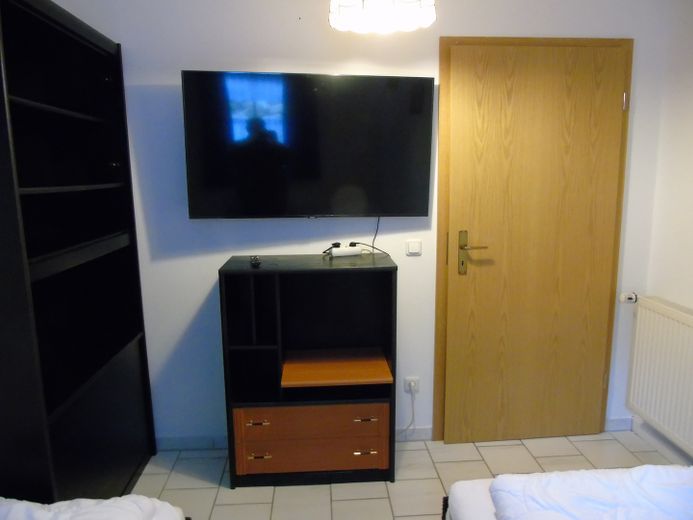 Appartamento seminterrato modernizzato in posizione tranquilla con terrazza, giardino e posto auto – Kleines Zimmer Bild 3