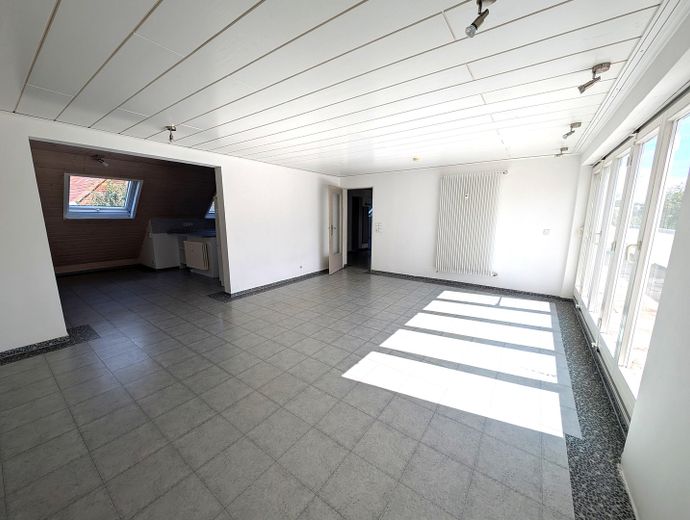 Ohne Provision - Freie 5 Zimmer Wohnung in ruhiger Lage, Garage, Balkon – Wohnen aktuell