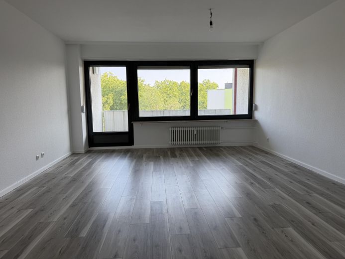3-Zimmer Wohnung (80qm) mit Balkon in Mainz-Gonsenheim – Wohnzimmer