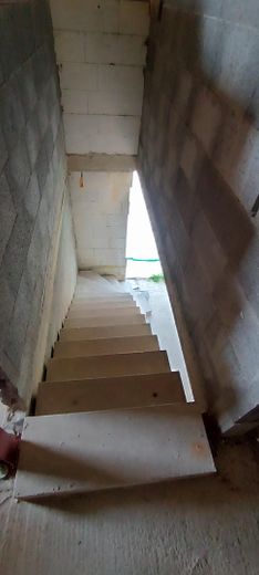 Haus Rohbau Neubau mit Baugenehmigung, Mietkauf möglich – Treppe
