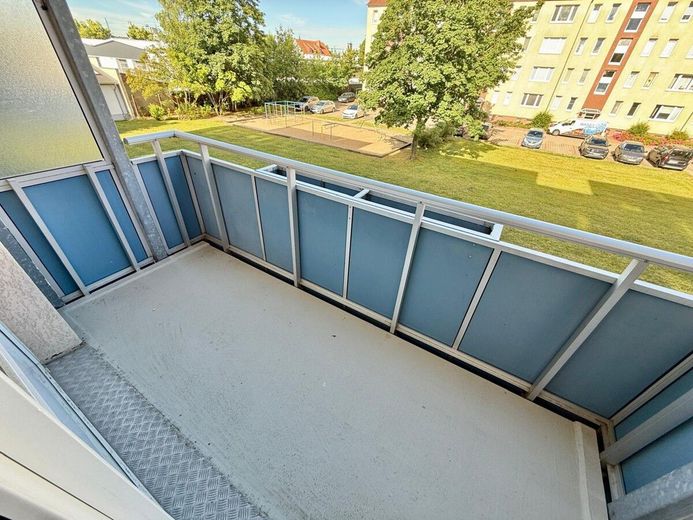 HORN IMMOBILIEN++ Neubrandenburg, renovierte 3-Raum Eigentumswohnung mit Balkon -bezugsfrei- – ... mit Balkon
