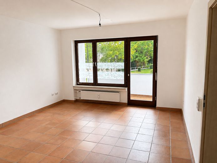Bezugsfrei & provisionsfrei: Großzügige 2-Zimmer-Wohnung mit Südwest-Loggia und Stellplatz – Wohnzimmer, Blick auf Loggia