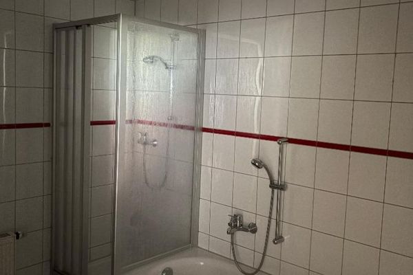 Anıt niteliğinde tarihi dokusuyla geniş Eski Şehir mücevheri Freiberg merkezinde, asansörlü binanın 2. katında, ışık alan 3 odalı daire
