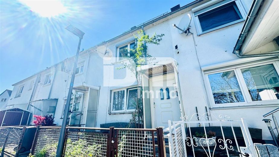 (R)eserveerd! Compact rijtjeshuis op een prominente locatie met tuin – Frontansicht Titel