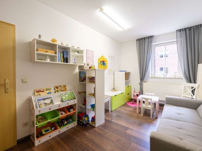 Renditestarke Einheit mit Stellplatz und großem Keller! – Foto 1