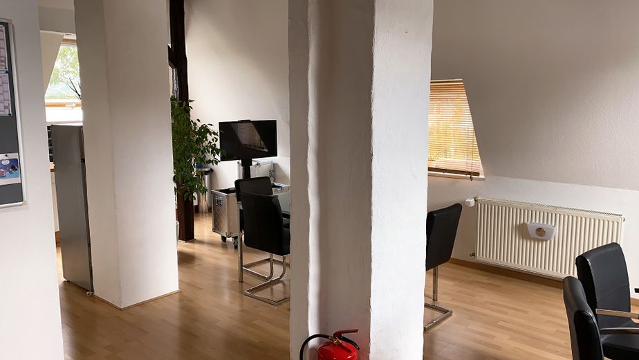 Wohnen und Arbeiten: Stilvolles Mehrfamilien- und Geschäftshaus mit großem Garten. – 2. OG Großraum