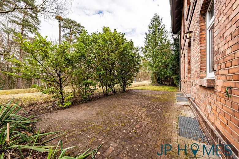 Zweifamilienhaus in ruhiger Naturlage mit Wassernähe- saniertes ehemaliges Bahnhofs-Häuschen – Gebäudeansicht &amp; Terrasse