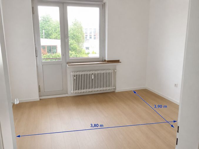 Renovated 3-room apartment with lots of daylight – Schlafzimmer 1 mit Balkon