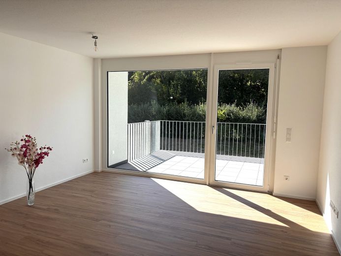 Appartement neuf moderne de 2 pièces avec cuisine, balcon et 2 places de stationnement à Nürtingen-Oberensingen – Wohnen