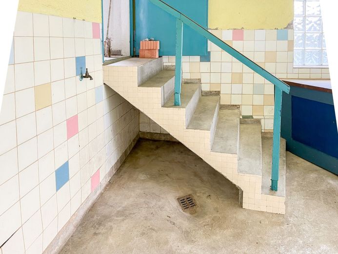 Garage mit Werkbank und eigenem Zugang! – Treppe zum Lager